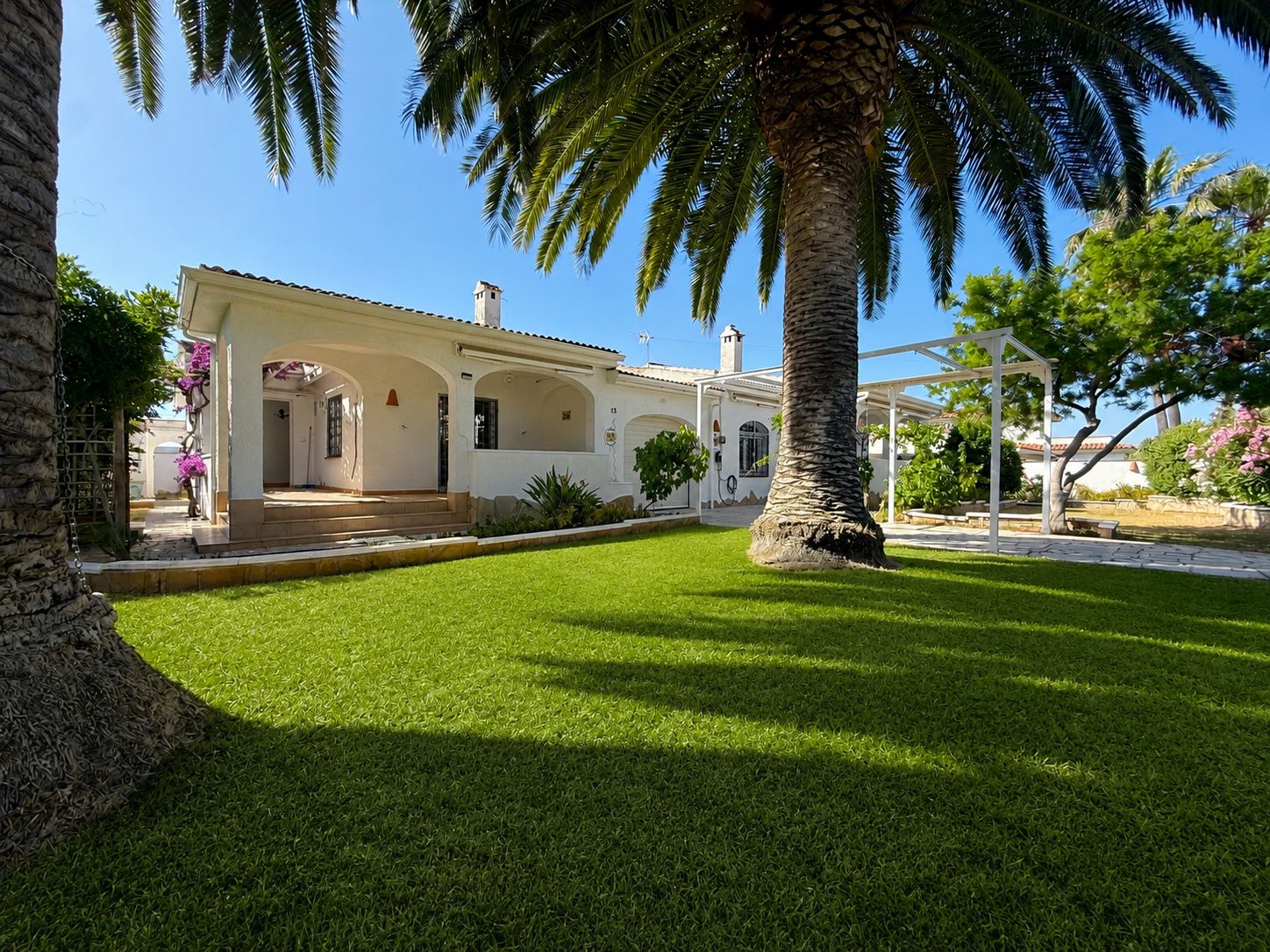Chalet Independiente con Dos Viviendas - Oportunidad de Inversión en Zona de Playa - Image 8